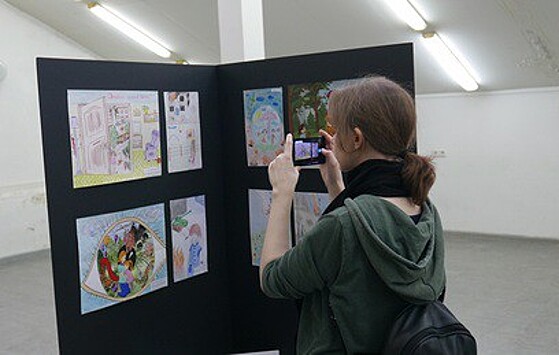 В МАРХИ при поддержке "ТВ Центра" выставили рисунки детей Донбасса