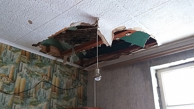 Жилищная инспекция проверит дом, в потолок рухнул на головы спящих детей