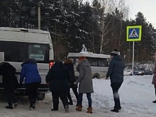Пассажирам в Смоленске пришлось толкать автобус, чтобы уехать