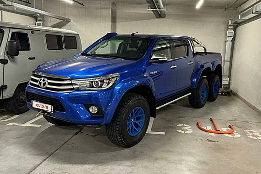 В Москве за 15 миллионов рублей продают редкий шестиколесный Toyota Hilux