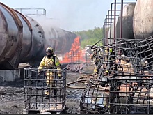 В Казани загорелись цистерны с растворителем