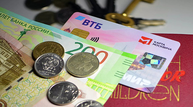 Полиция Красноярска начала проверку сообщений о продаже валюты с рук в центре города