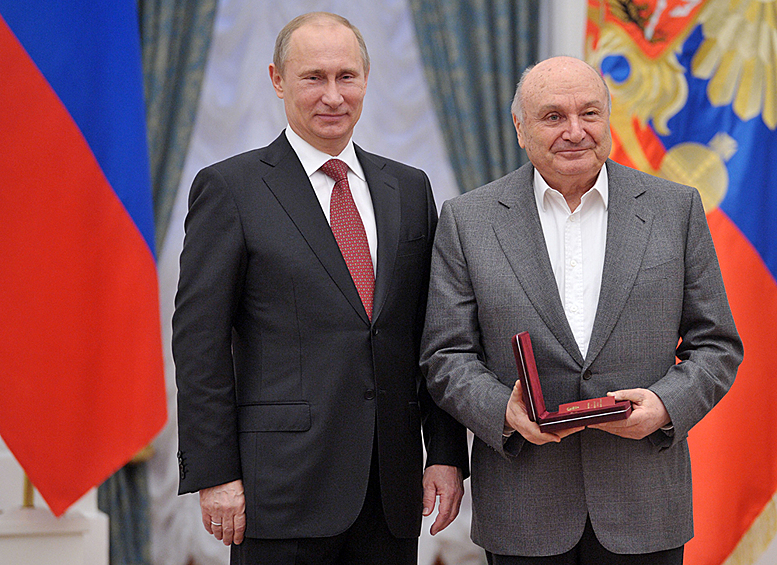 В феврале 2019 года президент РФ Владимир Путин наградил сатирика орденом "За заслуги перед Отечеством" III степени. 