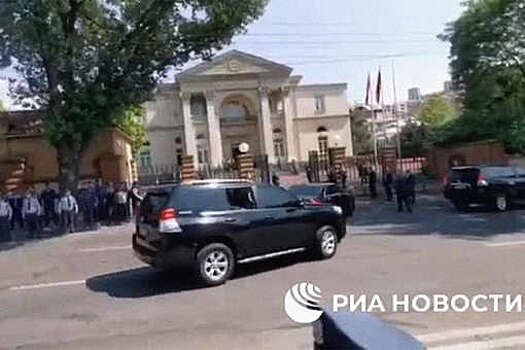 Оппозиционные депутаты пытались пройти в зал гостиницы в Ереване, где находится Пашинян