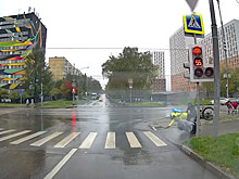 В Москве курьер сбил коляску с ребенком