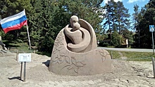 Екатеринбуржец получил приз фестиваля в Финляндии за скульптуру матери и ребёнка из песка