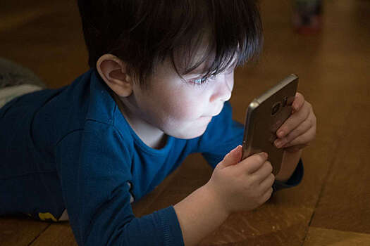 Когда нужно начинать знакомить ребенка со смартфоном