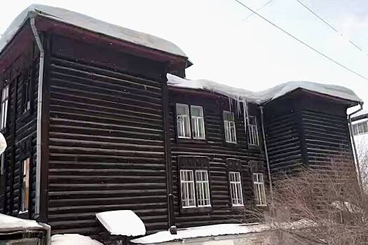 В российском городе начал разваливаться 100-летний дом-памятник