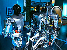 Маск показал инвесторам, как роботы Optimus собирают себе подобного