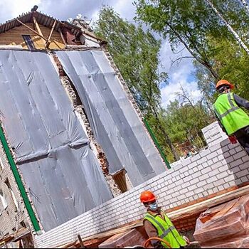 Восстановление разрушенного дома в Орехово-Зуево идет по графику и завершится к октябрю