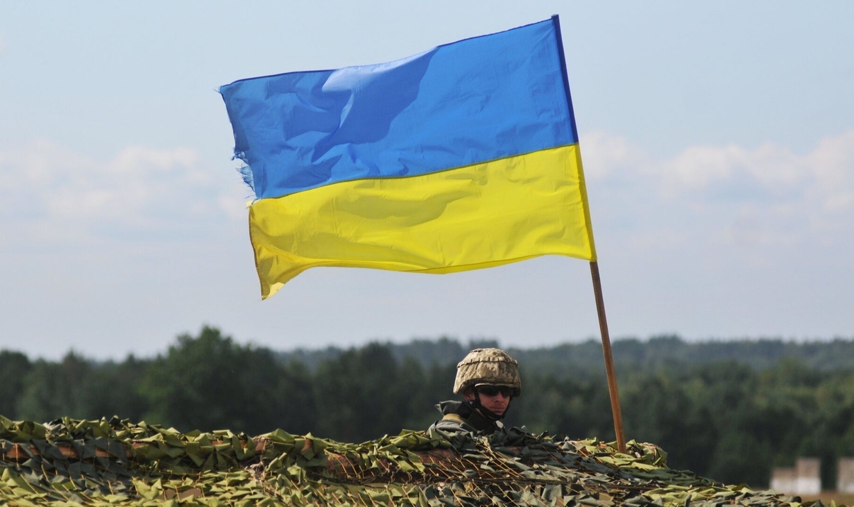 Украина была готова. Флаг Украины. Флаг России и Украины. Солдат с флагом Украины.