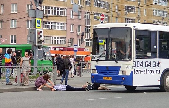 Автобус наехал на пешеходов в Екатеринбурге