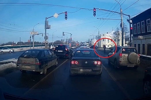 На Московском проспекте сбили парня на велосипеде, который проехал на красный