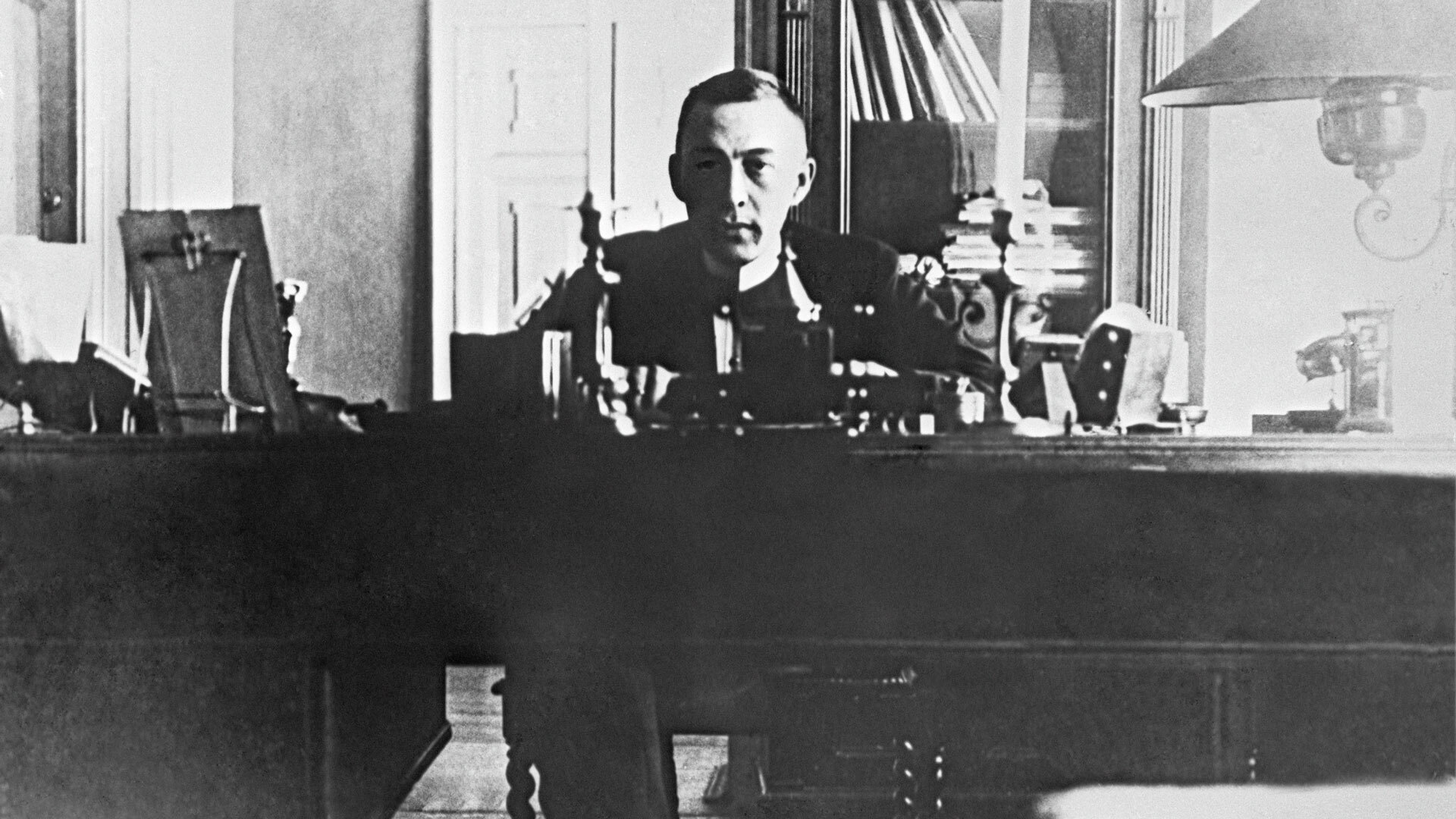 Сергей Рахманинов в своем рабочем кабинете, 1905 год