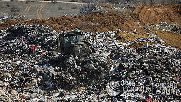 Жизнь в "мусорном ведре": свалка отходов наступает на село в Крыму