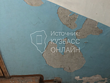 Состояние подъезда многоквартирного дома шокировало кемеровчанку
