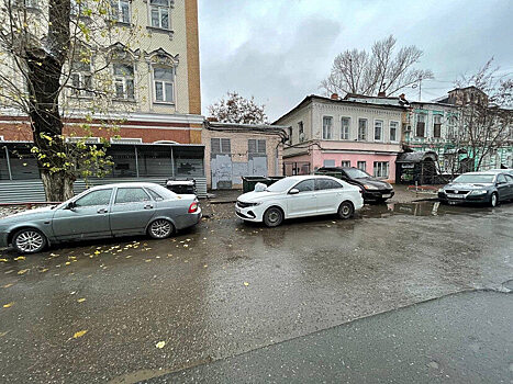 В Саратове перекрывшего проход водителя «вежливо предупредили» мусором на капоте