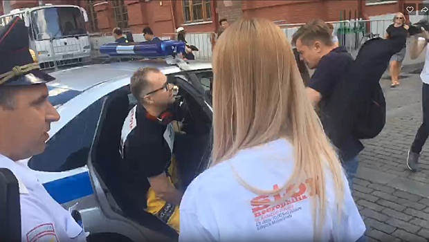 «Донской не сдается»: полиция забрала экс-мэра Архангельска с Красной площади