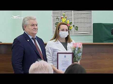 Геннадий Котельников поздравил с наступающим 8 Марта сотрудниц самарской больницы им. Пирогова