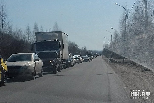 «Люди так хотят попасть на кладбище, что едут по встречке». Пробки образовались к погостам