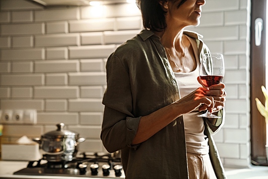 Нарколог назвал главные мифы о женском алкоголизме
