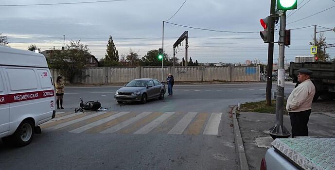 На ростовском перекрестке в ДТП попал водитель электроскутера