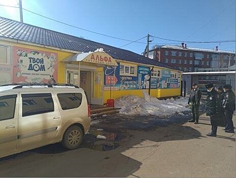 В Воткинске с крыши торгового центра на женщину с ребенком упал снег