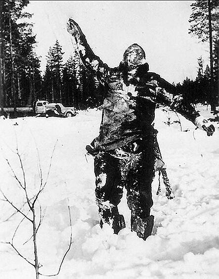 Замерзший советский солдат, установленный в положение стоя финскими бойцами в качестве психологического давления.  