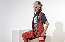 Красные чулки и массивные цепи: Вивьен Вествуд снялась для лукбука своего бренда
