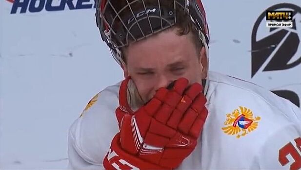 Хоккеист сборной России расплакался прямо на льду после поражения от Канады в финале ЮЧМ: фото плачущего Юрова