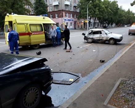 В Уфе ВАЗ-2109 на скорости въехал в припаркованную «Тойоту»