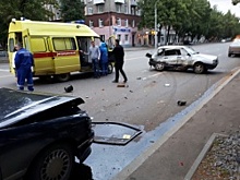 В Уфе ВАЗ-2109 на скорости въехал в припаркованную «Тойоту»