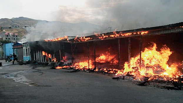 В Махачкале загорелись магазины на площади 1200 квадратных метров