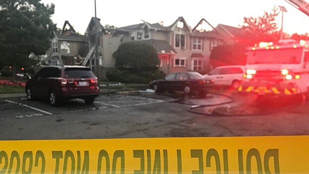 Видео: Вертолет скорой помощи рухнул в жилом квартале в США