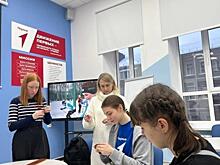 ​В Курске активисты «Движения Первых» изготовили браслеты выживания