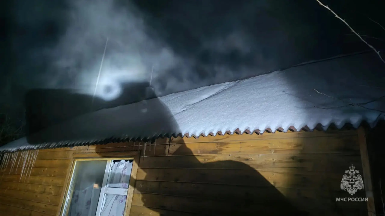 В Курске на улице Сиреневой в бане произошел пожар