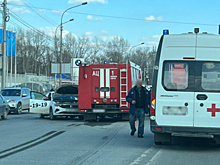 В Новосибирске такси врезалось в пожарную машину — на месте ДТП работает скорая