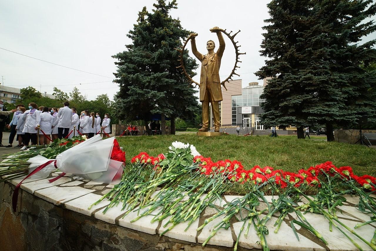 В Челябинске открыли памятник врачам, борющимся с коронавирусом