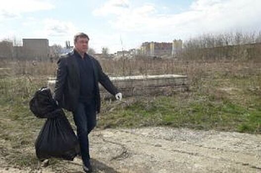 Николай Любимов с рязанскими чиновниками убрали свалку у 5-ой базы