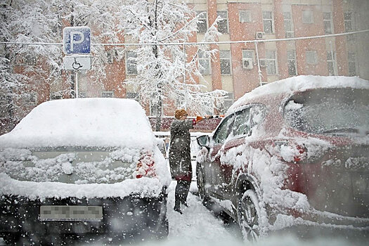 Сильнейший снегопад парализовал движение в Екатеринбурге