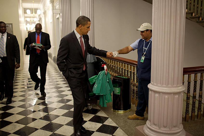 Обама приветствует сторожа Административного здания Эйзенхауэра, декабрь 2009