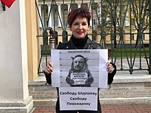 Петербуржцы вышли с пикетами к Смольному после разгона первомайского шествия