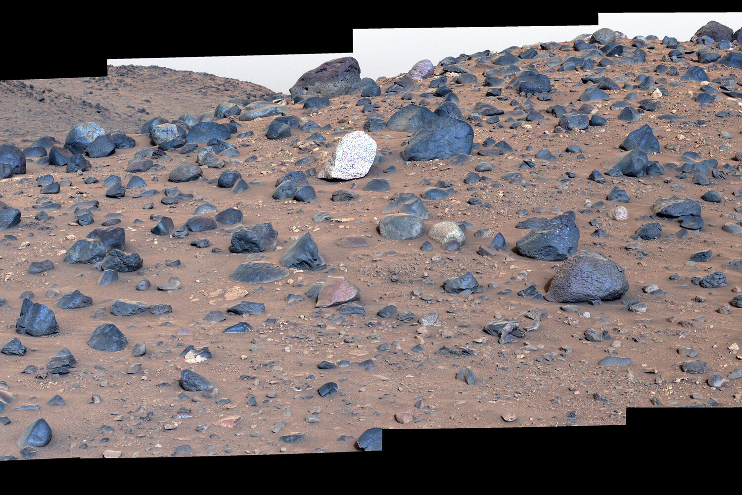 Странный камень на Марсе озадачил ученых своим цветом