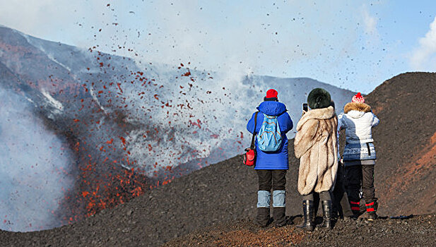 Вулкан Эбеко выбросил столб пепла высотой два километра