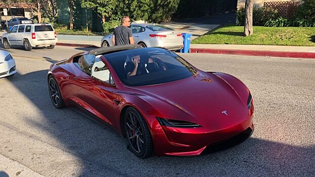 Новый Tesla Roadster «рассекает» по дорогам общего пользования