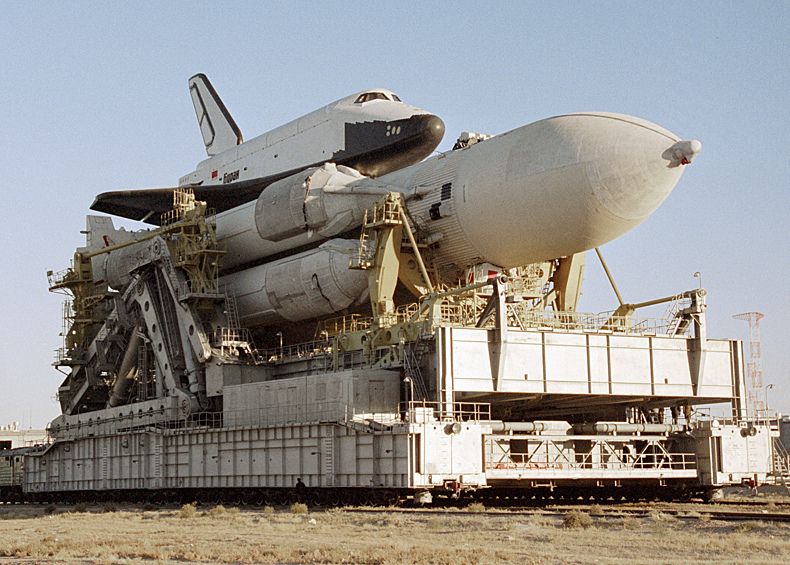  Ракетно-космическая система "Энергия", в состав которой входят ракета-носитель и корабль многоразового использования "Буран", 1 апреля 1988 года