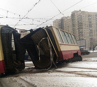 Трамвай разорвало пополам в Петербурге
