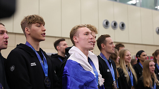 Российские спортсмены исполнили гимн страны после возвращения из Сингапура с чемпионата мира. Рылов приехал в аэропорт встречать пловцов