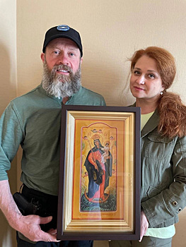 Депутат-фронтовик Олег Колесников получил икону-оберег от супруги