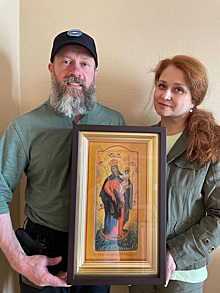Депутат-фронтовик Олег Колесников получил икону-оберег от супруги